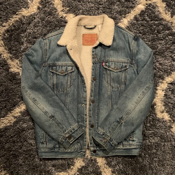 Levi’s Vintage Fit Sherpa Trucker Jacket - Picture 2 of 3